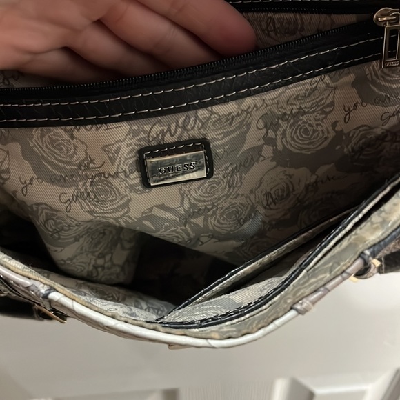 Guess handbag, slightly used. - Picture 4 of 5